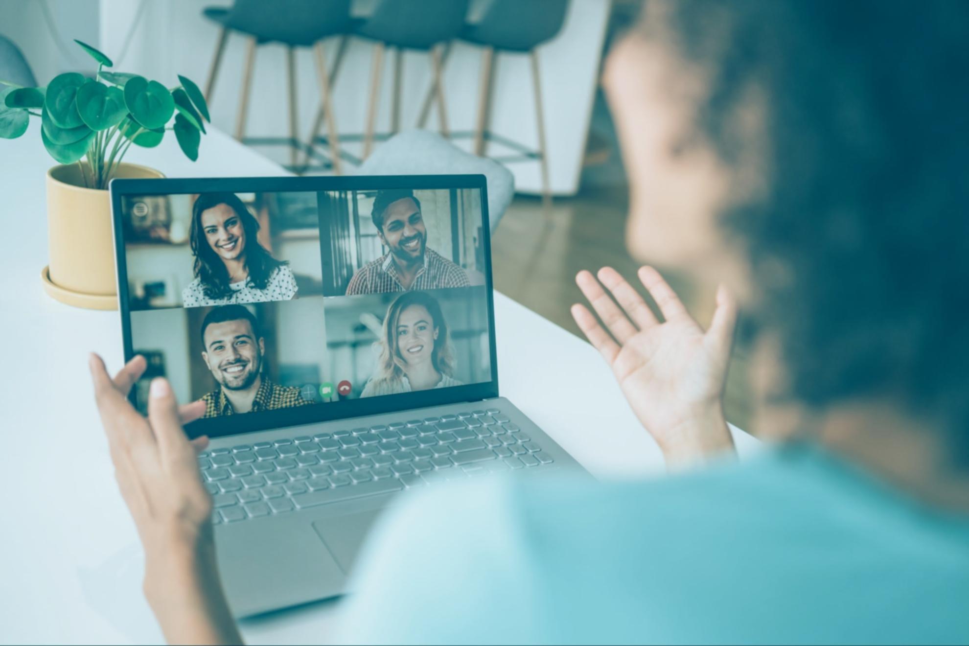 Expertos en gestión empresarial trabajando con herramientas digitales modernas