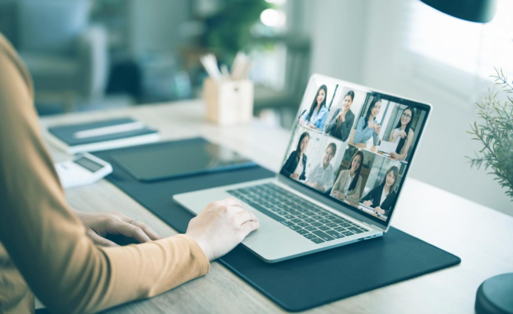 Equipo trabajando en desarrollo de cursos educativos